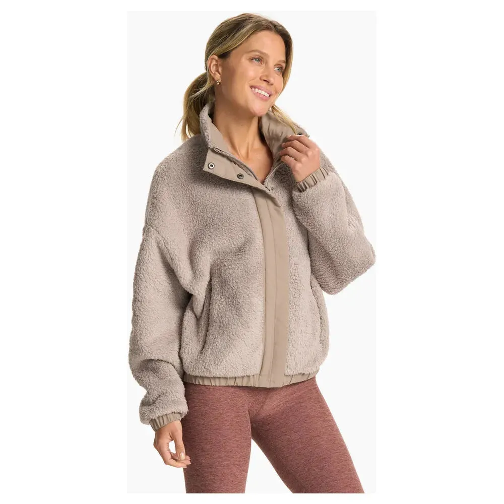 Vuori Women's Cozy Sherpa Jacket in Graphite